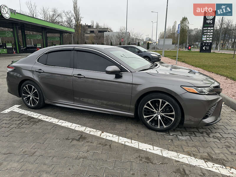 Седан Toyota Camry 2018 в Кременчуге