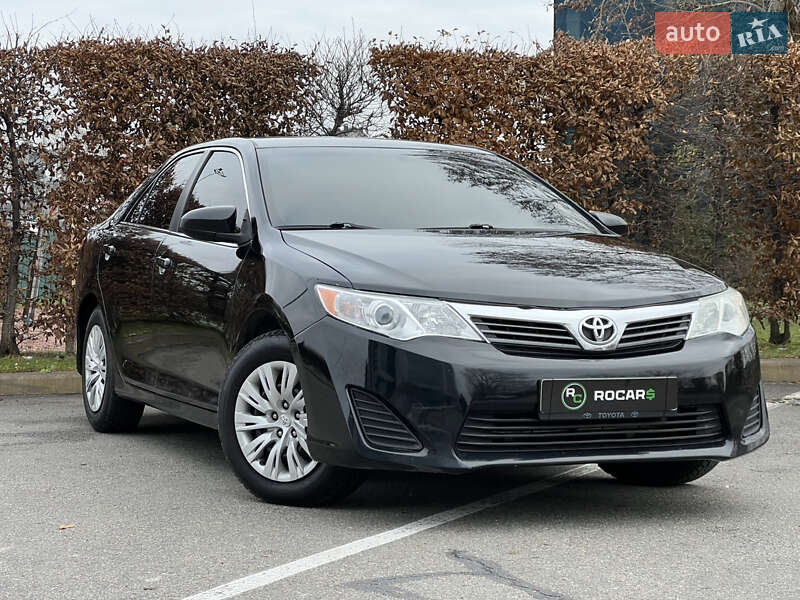 Седан Toyota Camry 2013 в Киеве