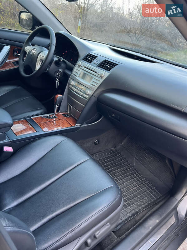 Седан Toyota Camry 2006 в Кривом Роге