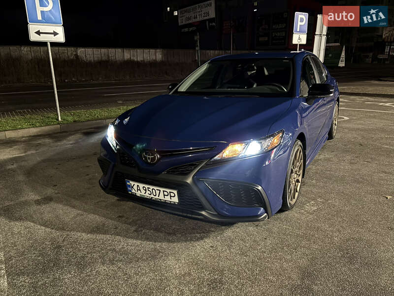 Седан Toyota Camry 2023 в Киеве