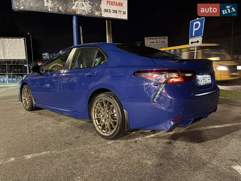 Седан Toyota Camry 2023 в Киеве