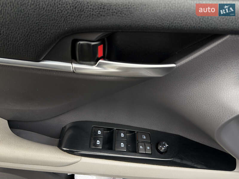 Седан Toyota Camry 2017 в Киеве