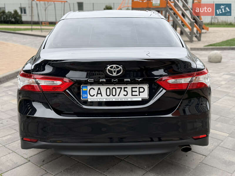Седан Toyota Camry 2020 в Киеве