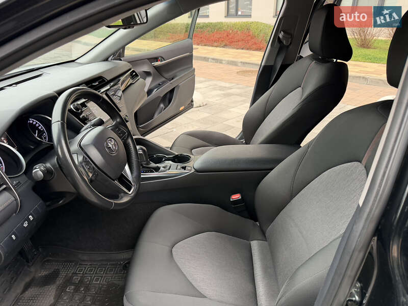 Седан Toyota Camry 2020 в Киеве