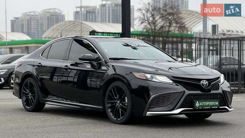 Седан Toyota Camry 2021 в Киеве