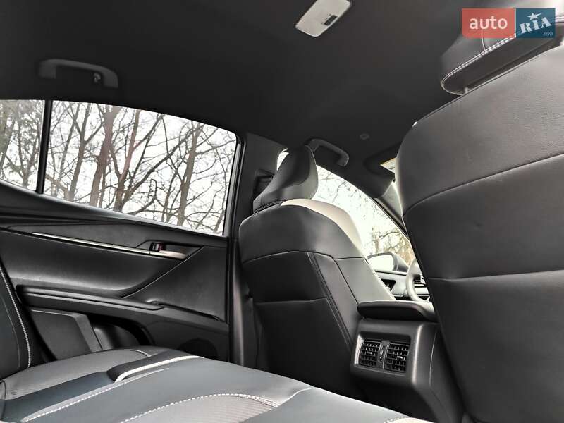 Седан Toyota Camry 2024 в Киеве