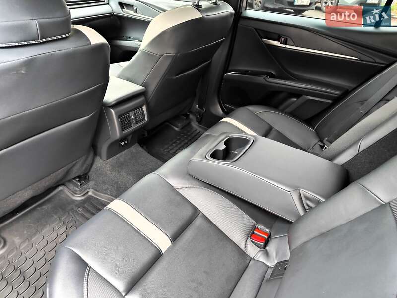 Седан Toyota Camry 2024 в Киеве