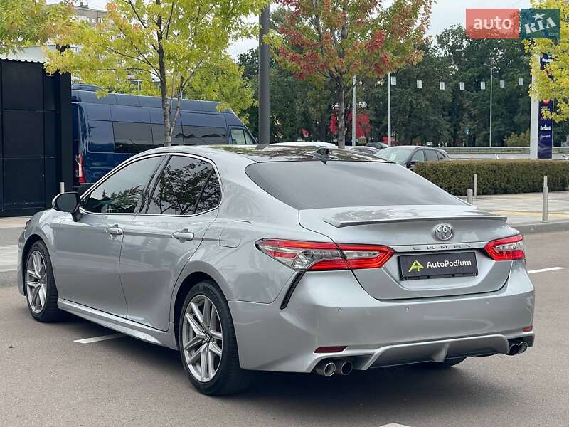 Седан Toyota Camry 2018 в Киеве
