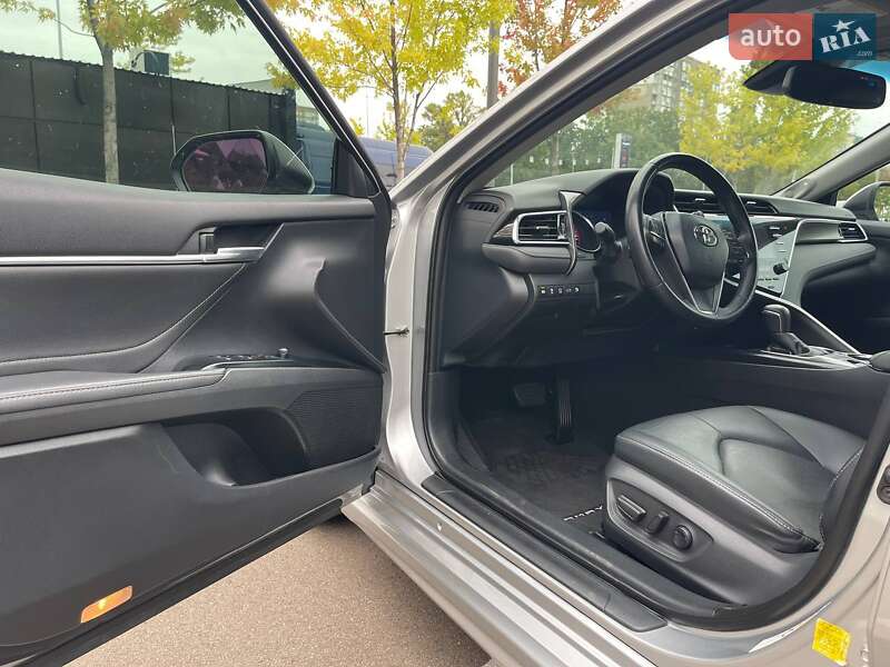 Седан Toyota Camry 2018 в Киеве