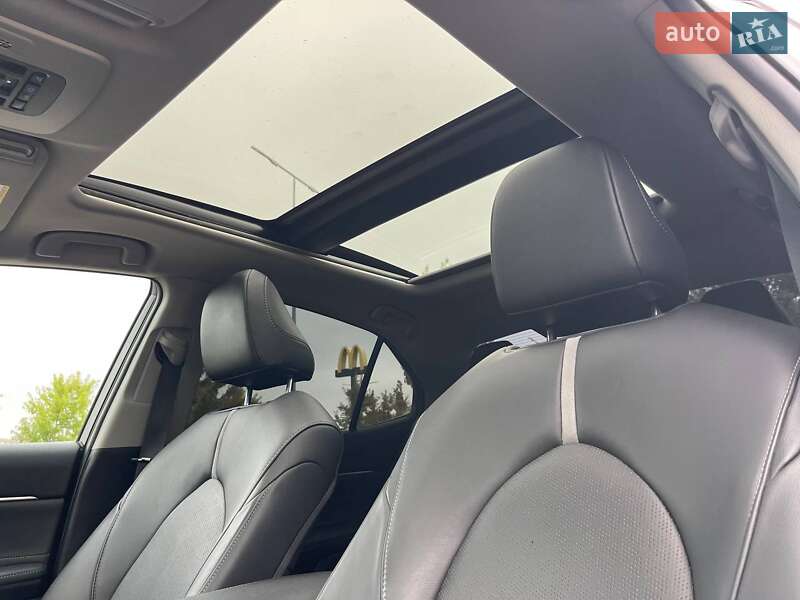 Седан Toyota Camry 2018 в Киеве