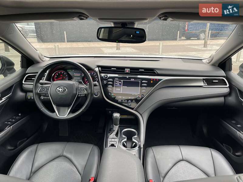 Седан Toyota Camry 2018 в Киеве