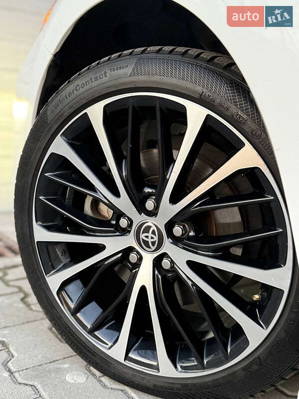 Седан Toyota Camry 2020 в Киеве