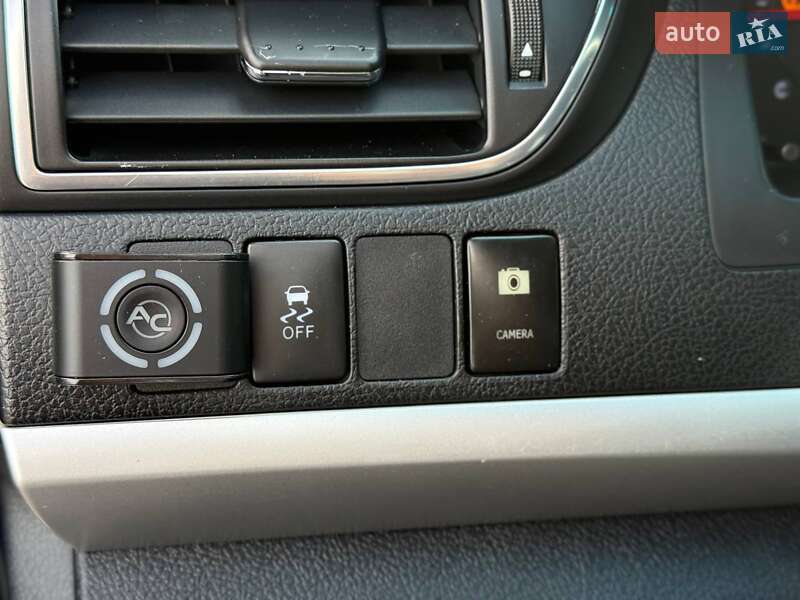 Седан Toyota Camry 2016 в Кривом Роге