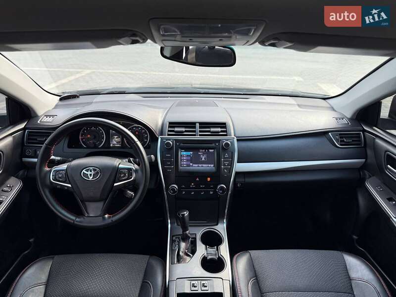 Седан Toyota Camry 2016 в Кривом Роге