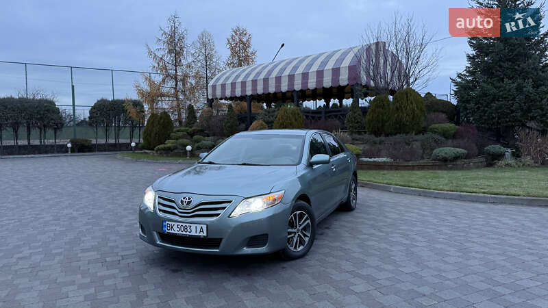 Седан Toyota Camry 2010 в Владимирце