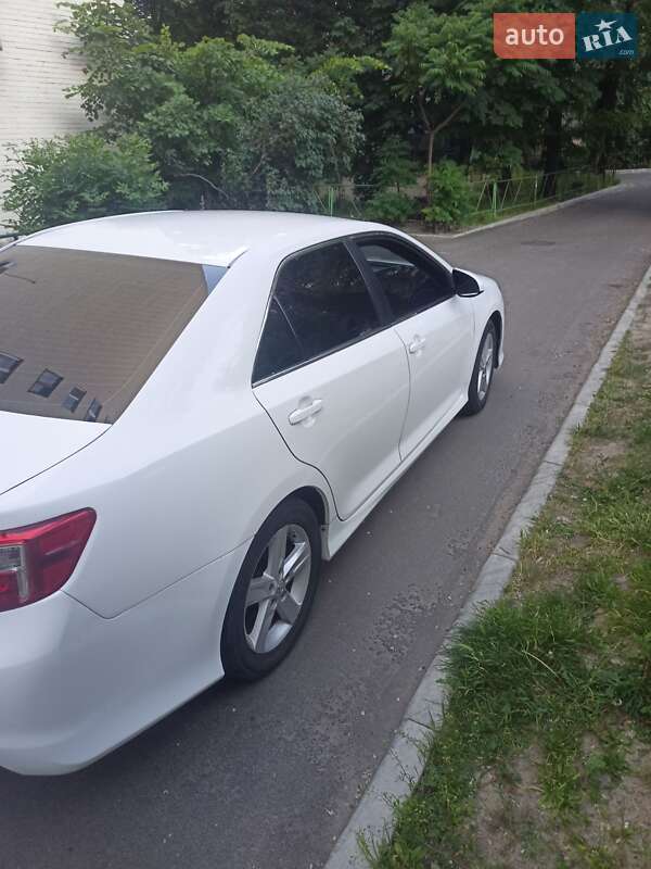 Седан Toyota Camry 2013 в Фастові