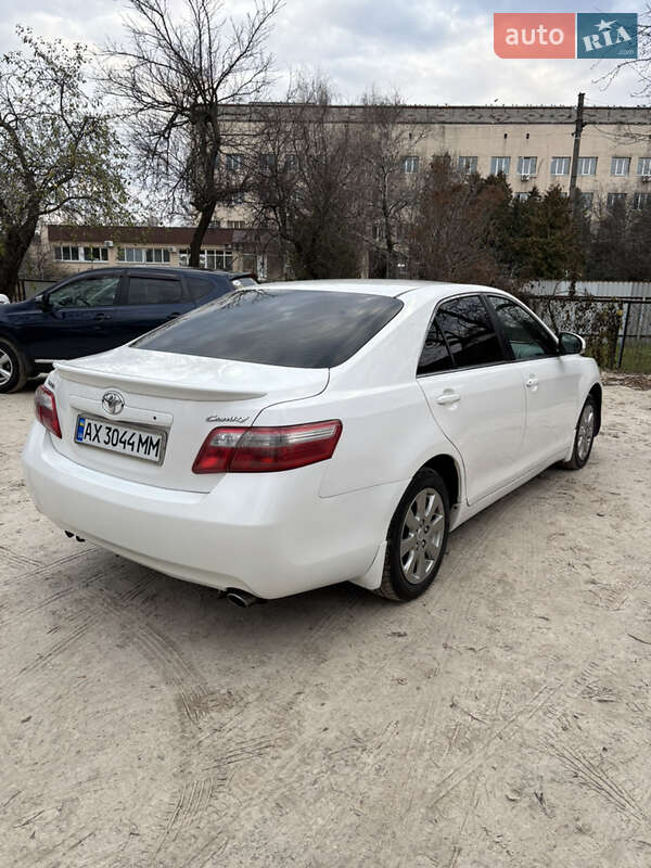 Седан Toyota Camry 2011 в Краснограде