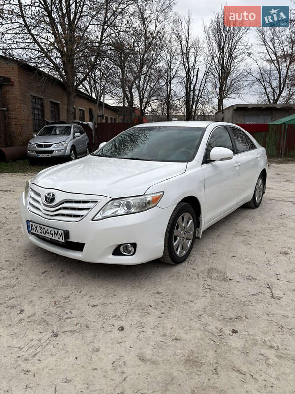 Седан Toyota Camry 2011 в Краснограде