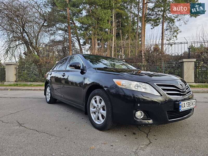 Седан Toyota Camry 2010 в Умани