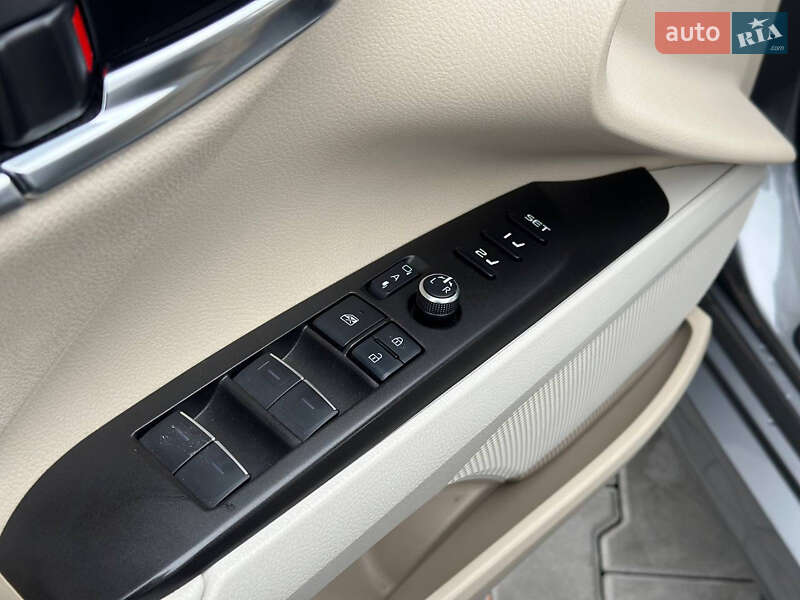 Седан Toyota Camry 2021 в Днепре
