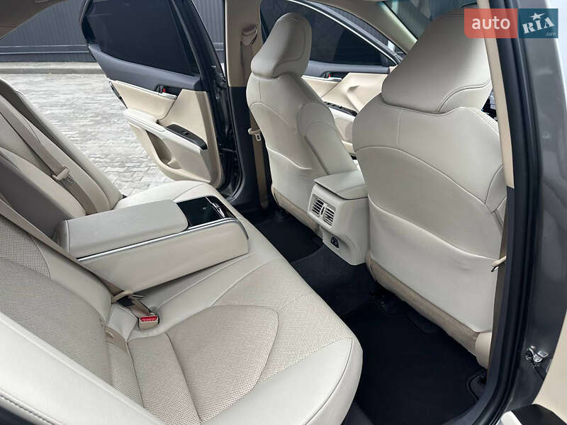 Седан Toyota Camry 2021 в Днепре