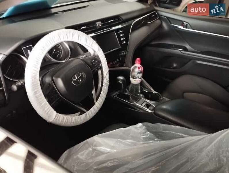 Седан Toyota Camry 2018 в Киеве