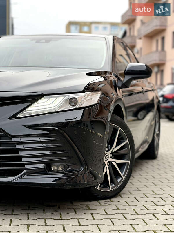 Седан Toyota Camry 2021 в Ужгороде
