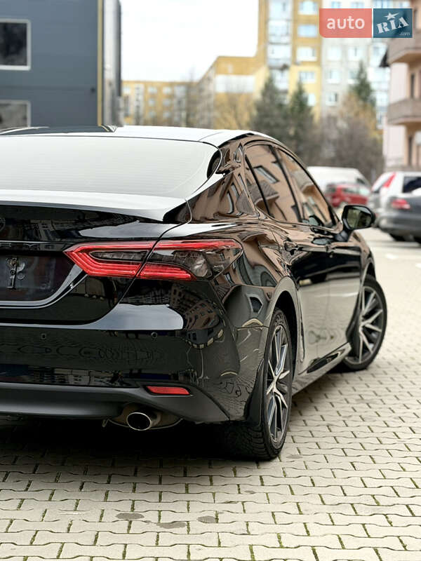 Седан Toyota Camry 2021 в Ужгороде