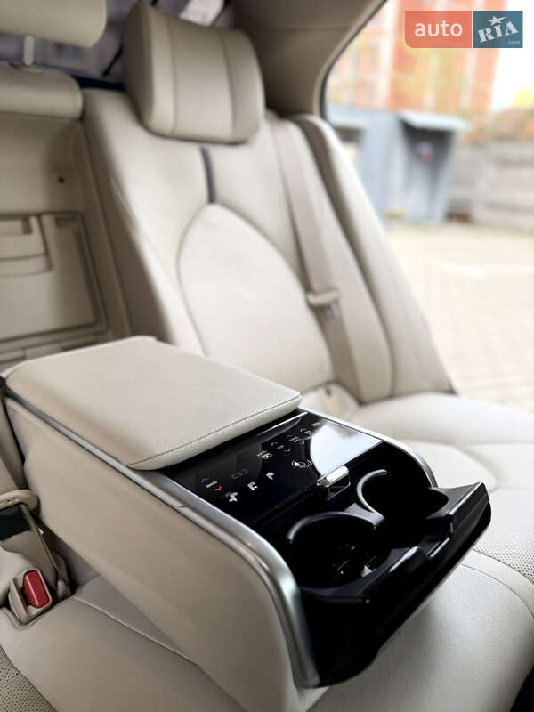 Седан Toyota Camry 2021 в Ужгороде