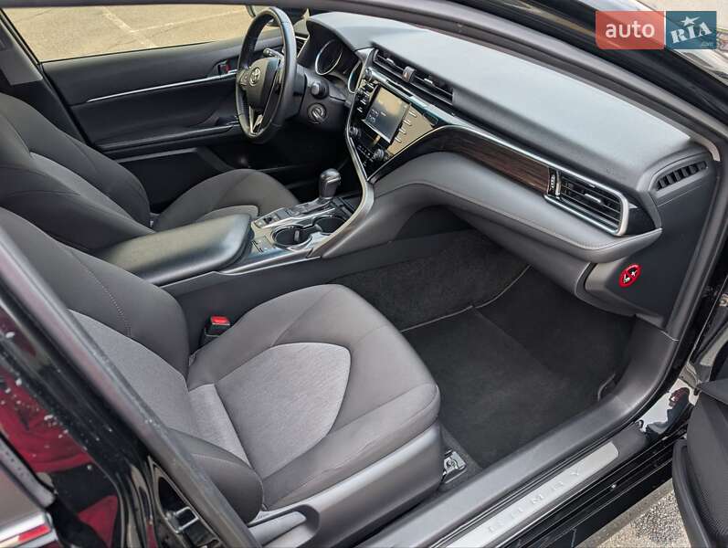 Седан Toyota Camry 2018 в Киеве