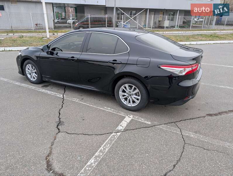 Седан Toyota Camry 2018 в Киеве