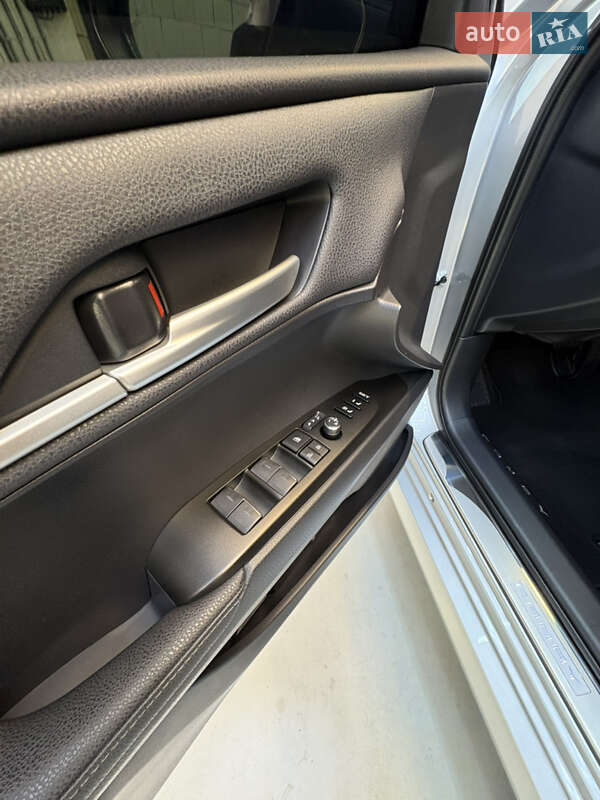 Седан Toyota Camry 2024 в Києві