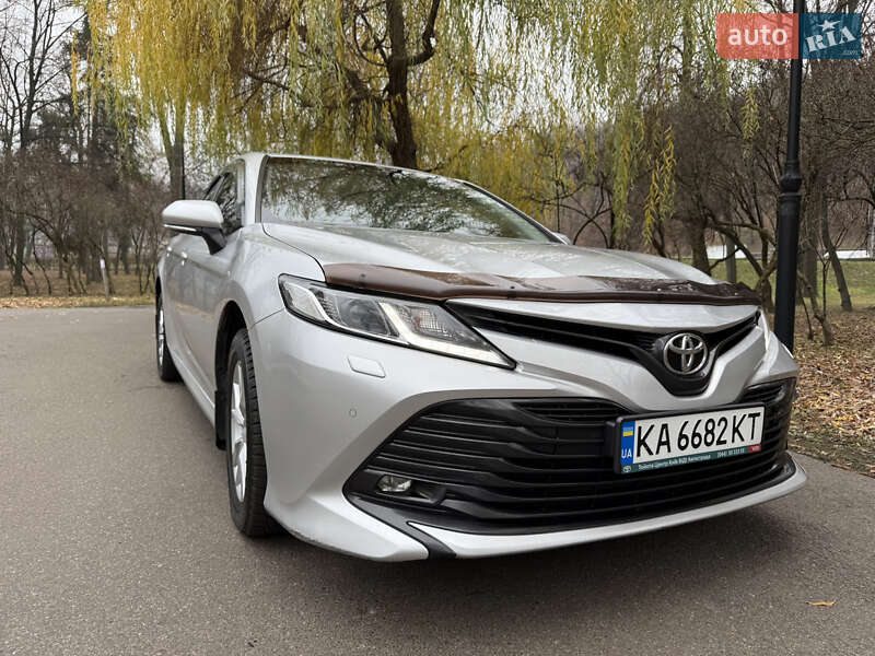 Седан Toyota Camry 2017 в Киеве