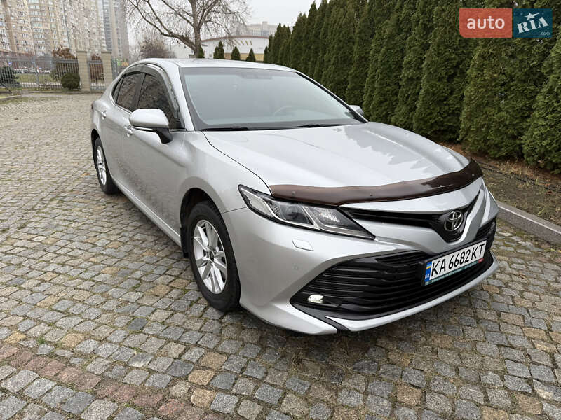 Седан Toyota Camry 2017 в Киеве