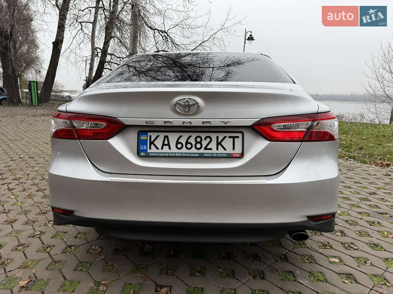 Седан Toyota Camry 2017 в Киеве