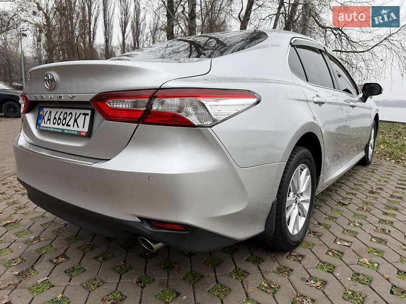 Седан Toyota Camry 2017 в Киеве