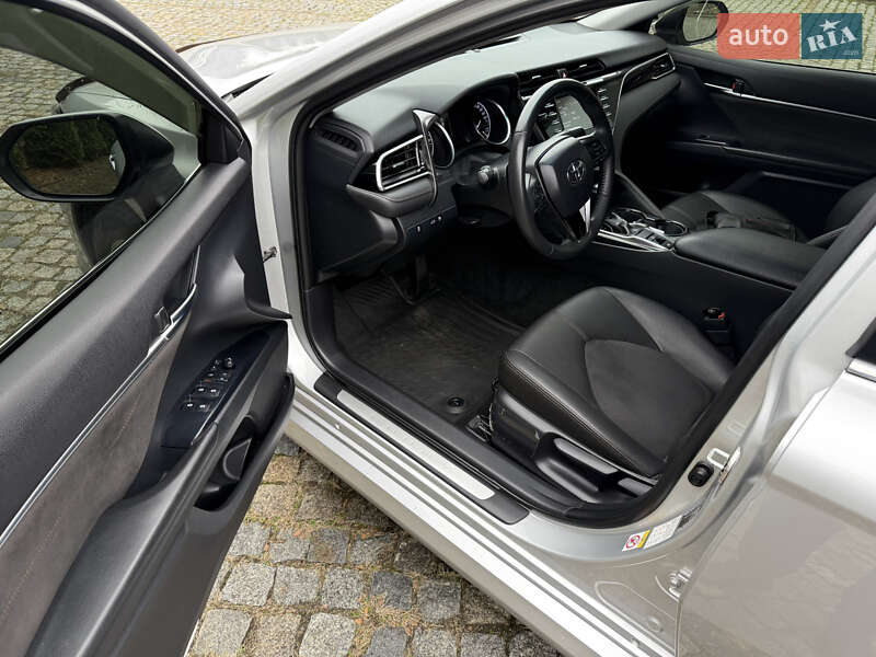 Седан Toyota Camry 2017 в Киеве