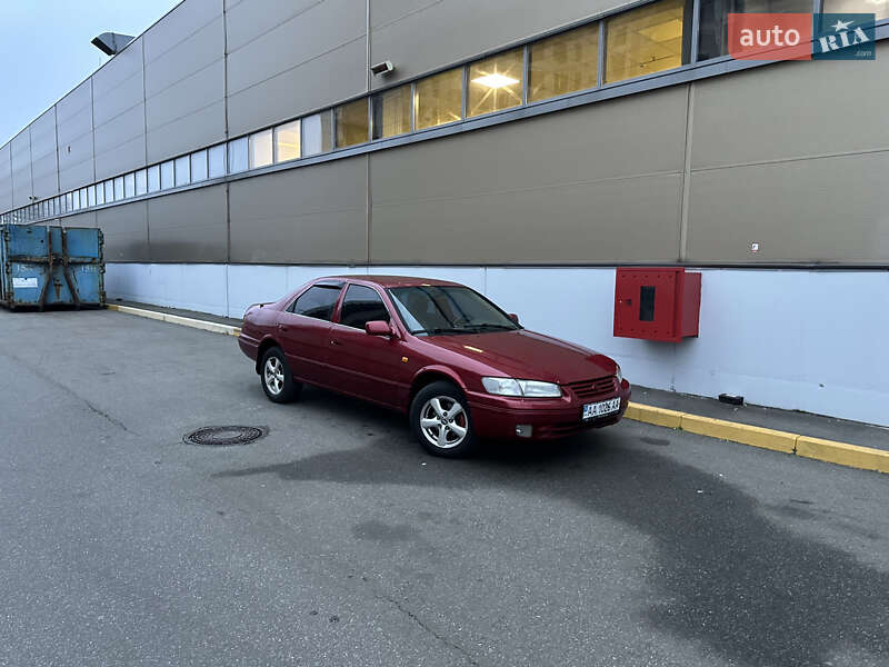 Седан Toyota Camry 1998 в Києві