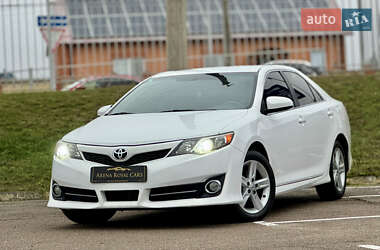 Седан Toyota Camry 2014 в Киеве