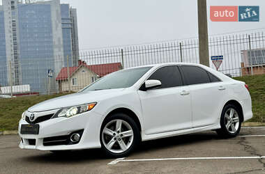 Седан Toyota Camry 2014 в Києві