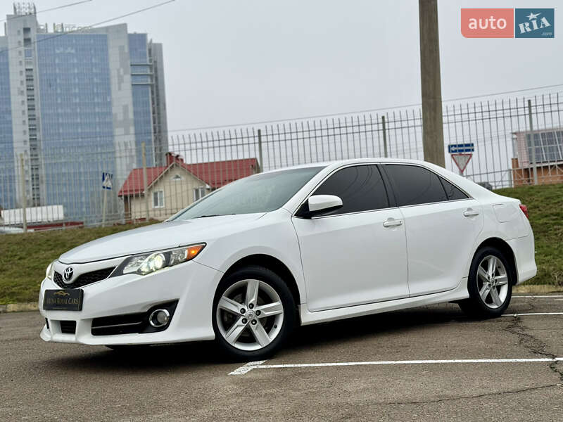 Седан Toyota Camry 2014 в Киеве