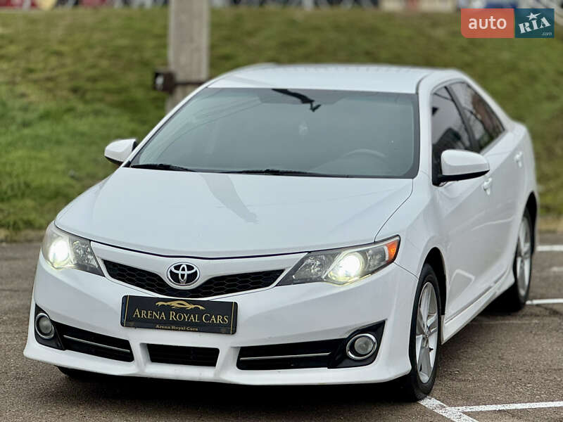 Седан Toyota Camry 2014 в Киеве