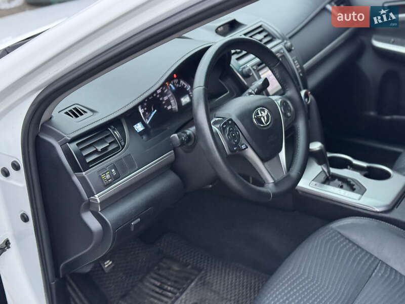 Седан Toyota Camry 2014 в Киеве