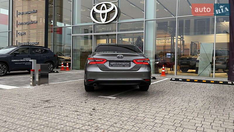 Седан Toyota Camry 2021 в Ровно