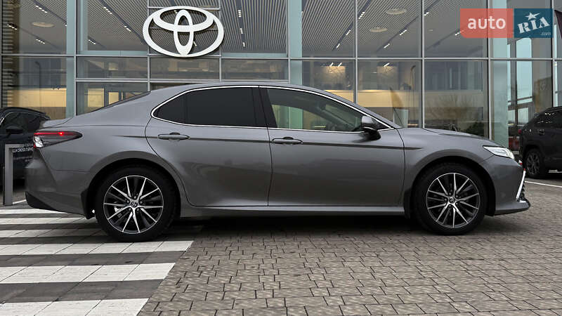 Седан Toyota Camry 2021 в Ровно