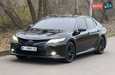 Седан Toyota Camry 2019 в Киеве