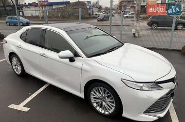 Седан Toyota Camry 2019 в Виннице