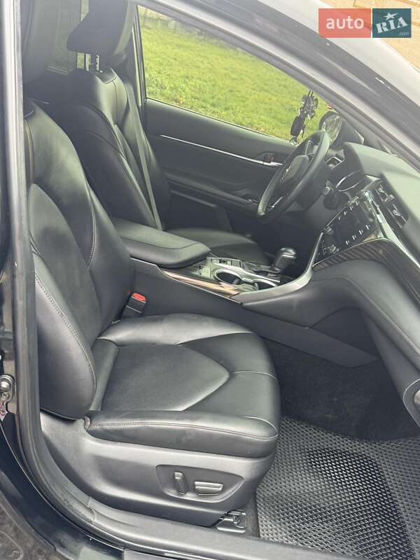 Седан Toyota Camry 2017 в Староконстантинове