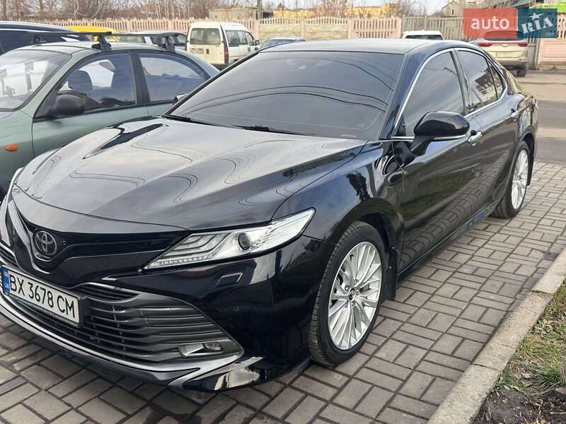 Седан Toyota Camry 2017 в Староконстантинове