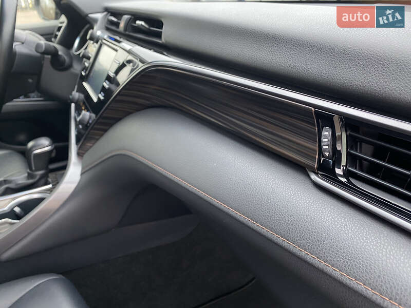 Седан Toyota Camry 2020 в Киеве